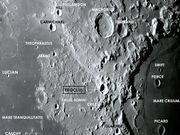 A jovem e destacada cratera PROCLUS.